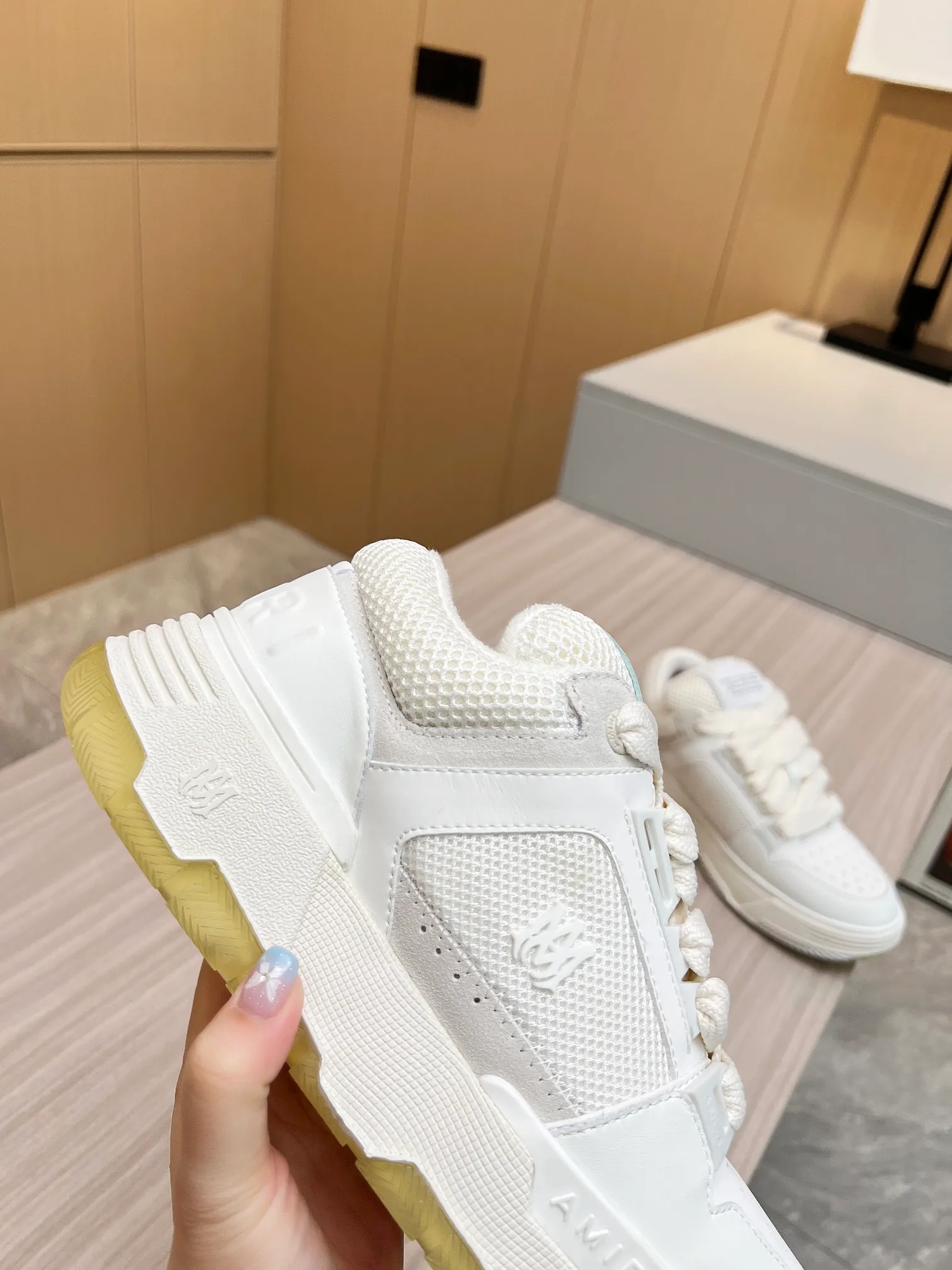 p620💰Men's shoes Amiri Emile's 2023 spring and summer new MA-1 bread shoes, couple models, casual sports shoes, sneakers Amiri gave up the rock punk style in the new season and used a large number of unsaturated colors, Morandi tones, whether you see or wear them, it will make people very happy. The large tongue of the bread shoes continues, shortens the length of the shoe body, thickens the midsole, and the toe part is more rounded. Amiri's brand letters and MA logo appear on the side of the shoe. Fabric: Original customized imported first-layer cowhide + mesh. Lining: Original customized breathable towel lining. Outsole. Foam combination material. Bottom thickness: 4CM. Size: Men's 39-45
